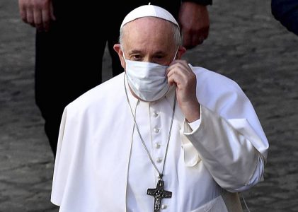 Tras dirigir el Ángelus dominical, el Papa Francisco fue sometido a operación