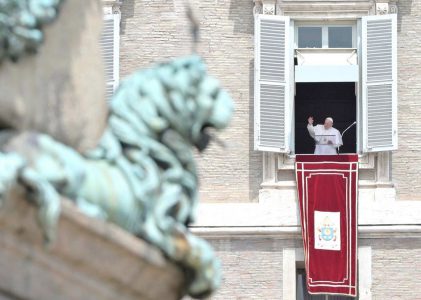 El Papa pide contemplar la Santísima Trinidad como un misterio de amor y unidad