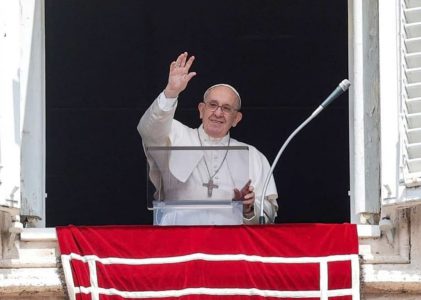 “No nos sorprendamos si Jesucristo nos pone en crisis”: Papa Francisco en el Ángelus