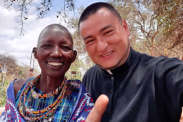 Padre Mago con señora de Kenia