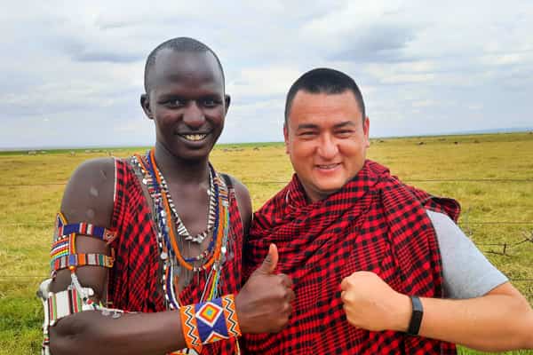 Padre Mago con joven de Kenia